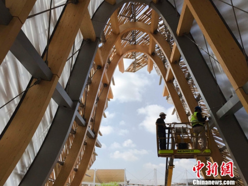 中国馆屋面从下而上有三层,简称“三明治”:主结构由胶合木(钢木)组成,主结构上盖着PVC防水层,并由遮阳竹板支撑,最上层是由竹条拼接的遮阳表皮。竹编材料覆盖屋顶,是为了对应米兰的日照轨迹,选择不同透光率的竹编面材,可将自然采光引入室内,既满足照明需求,又降低能耗,符合可持续发展的理念。作者 宋捷 中国馆屋面从下而上有三层,简称“三明治”:主结构由胶合木(钢木)组成,主结构上盖着PVC防水层,并由遮阳竹板支撑,最上层是由竹条拼接的遮阳表皮。竹编材料覆盖屋顶,是为了对应米兰的日照轨迹,选择不同透光率的竹编面材,可将自然采光引入室内,既满足照明需求,又降低能耗,符合可持续发展的理念。作者 宋捷