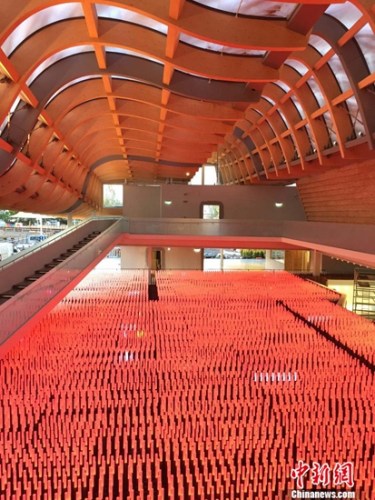 中国馆的展陈分“序、天、地、人、和”五大展区。“地”展区中的“回望田野”部分,是中国馆科技体现的最大看点。巨型LED光纤点阵,由几万根人工“麦秆”组成。每根“麦秆”顶端的“麦穗”是电脑程序可控的LED发光体。通过高低错落、疏密布局,一根根“麦穗”构成巨大的带有立体感的动态田野画面,具有强烈的视觉冲击力。 中国馆的展陈分“序、天、地、人、和”五大展区。“地”展区中的“回望田野”部分,是中国馆科技体现的最大看点。巨型LED光纤点阵,由几万根人工“麦秆”组成。每根“麦秆”顶端的“麦穗”是电脑程序可控的LED发光体。通过高低错落、疏密布局,一根根“麦穗”构成巨大的带有立体感的动态田野画面,具有强烈的视觉冲击力。