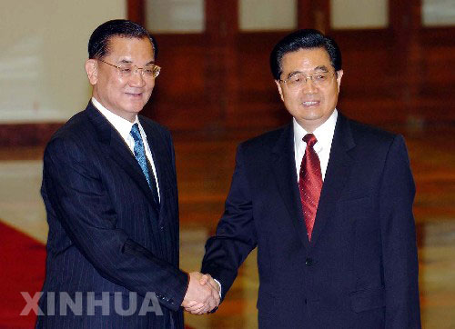 2005年4月29日,时任中共中央总书记胡锦涛在北京人民大会堂会见时任中国国民党主席连战。两人的这次握手,是时隔60年两党最高领导人的历史性握手。 新华社记者 张旭 摄 2005年4月29日,时任中共中央总书记胡锦涛在北京人民大会堂会见时任中国国民党主席连战。两人的这次握手,是时隔60年两党最高领导人的历史性握手。 新华社记者 张旭 摄
