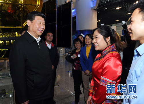 2013年5月4日,中共中央总书记、国家主席、中央军委主席习近平来到中国航天科技集团公司中国空间技术研究院,同各界优秀青年代表座谈并发表重要讲话。这是座谈会前,习近平和在展厅参观的优秀青年代表交谈。新华社记者 饶爱民 摄 2013年5月4日,中共中央总书记、国家主席、中央军委主席习近平来到中国航天科技集团公司中国空间技术研究院,同各界优秀青年代表座谈并发表重要讲话。这是座谈会前,习近平和在展厅参观的优秀青年代表交谈。新华社记者 饶爱民 摄
