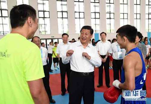 2014年8月15日,中共中央总书记、国家主席、中央军委主席习近平来到南京青奥会运动员村,亲切看望参加本届青奥会的中国体育代表团。 新华社记者马占成 摄 2014年8月15日,中共中央总书记、国家主席、中央军委主席习近平来到南京青奥会运动员村,亲切看望参加本届青奥会的中国体育代表团。 新华社记者马占成 摄