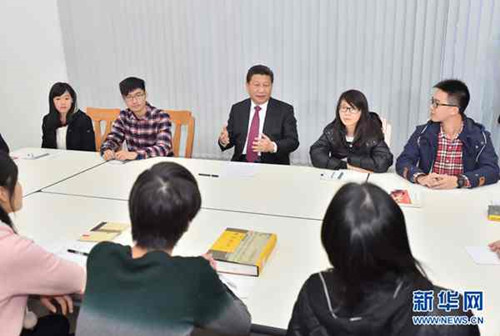 2014年12月20日下午,国家主席习近平来到澳门大学横琴新校区考察。这是习近平在郑裕彤住宿式书院参与学生举办的“中华传统文化与当代青年”主题沙龙。新华社记者李涛摄 2014年12月20日下午,国家主席习近平来到澳门大学横琴新校区考察。这是习近平在郑裕彤住宿式书院参与学生举办的“中华传统文化与当代青年”主题沙龙。新华社记者李涛摄