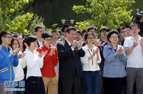 2014年5月4日,中共中央总书记、国家主席、中央军委主席习近平在北京大学考察。这是习近平在校园观看北大师生纪念五四运动95周年青春诗会。新华社记者鞠鹏摄 2014年5月4日,中共中央总书记、国家主席、中央军委主席习近平在北京大学考察。这是习近平在校园观看北大师生纪念五四运动95周年青春诗会。新华社记者鞠鹏摄