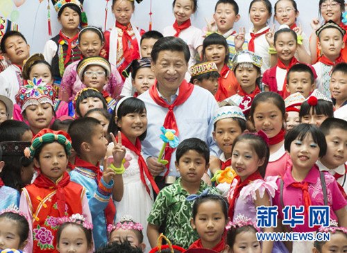 2013年5月29日,中共中央总书记、国家主席、中央军委主席习近平在北京市少年宫参加“快乐童年放飞希望”主题队日活动。 这是习近平同孩子们合影。新华社记者李学仁摄 2013年5月29日,中共中央总书记、国家主席、中央军委主席习近平在北京市少年宫参加“快乐童年放飞希望”主题队日活动。 这是习近平同孩子们合影。新华社记者李学仁摄