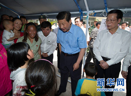 2013年5月21日至23日,中共中央总书记、国家主席、中央军委主席习近平到四川芦山地震灾区考察,看望慰问受灾群众。新华社记者黄敬文摄 2013年5月21日至23日,中共中央总书记、国家主席、中央军委主席习近平到四川芦山地震灾区考察,看望慰问受灾群众。新华社记者黄敬文摄