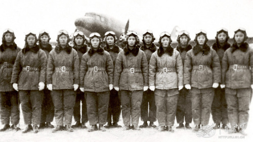 1951年初,从华东军政大学和预科总队选调55名女学员入第七航空学校学习飞行,同年11月毕业。图为第一批女飞行员(14名)毕业时的合影。 1951年初,从华东军政大学和预科总队选调55名女学员入第七航空学校学习飞行,同年11月毕业。图为第一批女飞行员(14名)毕业时的合影。