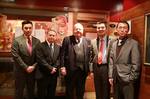 英国社区和地方政府事务大臣埃里克·皮科尔斯(中)与保守党华裔国会候选人黄精明(左一)、王鑫刚(左二)、林程远(右二)及何易(右一)合影。(英国《华闻周刊》资料图) 英国社区和地方政府事务大臣埃里克·皮科尔斯(中)与保守党华裔国会候选人黄精明(左一)、王鑫刚(左二)、林程远(右二)及何易(右一)合影。(英国《华闻周刊》资料图)