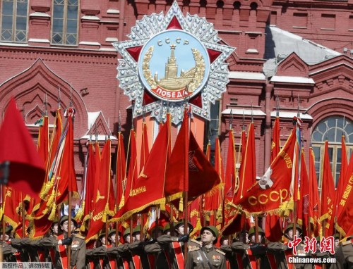 当地时间5月7日,俄罗斯军队士兵在红场准备胜利日阅兵总彩排。5月9日,莫斯科红场将举行庆祝卫国战争胜利70周年阅兵仪式。图为身着二战时期军装的步兵方阵亮相红场。 当地时间5月7日,俄罗斯军队士兵在红场准备胜利日阅兵总彩排。5月9日,莫斯科红场将举行庆祝卫国战争胜利70周年阅兵仪式。图为身着二战时期军装的步兵方阵亮相红场。