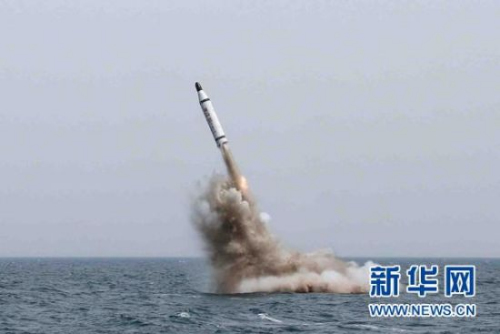 朝鲜发布的潜射导弹出水照片 朝鲜发布的潜射导弹出水照片
