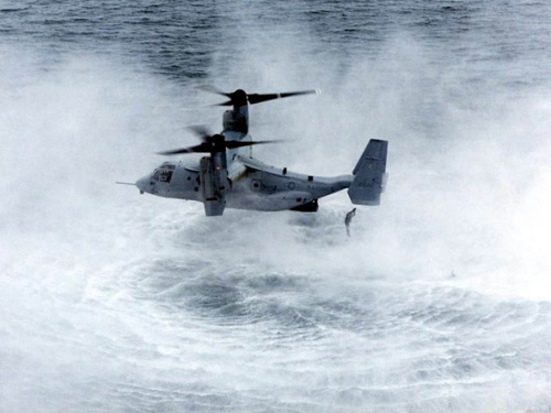 美国CV-22型鱼鹰倾转旋翼机执行海上机降任务 美国CV-22型鱼鹰倾转旋翼机执行海上机降任务