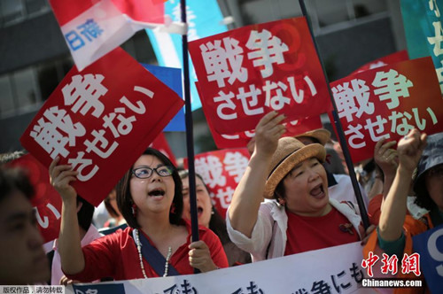 日本民众聚集在安倍官邸外,反对包含解禁集体自卫权等内容的新安保法 日本民众聚集在安倍官邸外,反对包含解禁集体自卫权等内容的新安保法