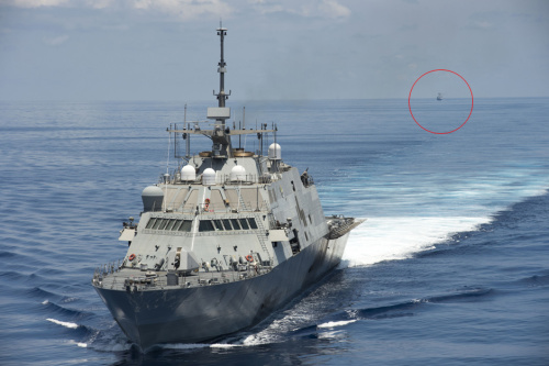 资料图：美国濒海战斗舰在南海遭中国护卫舰跟踪监视