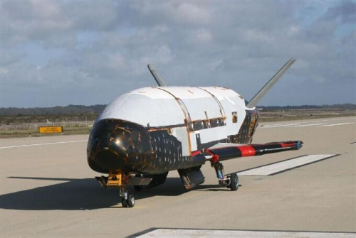 发射了形似航天飞机的军用无人太空飞行器"x37b",由"阿特拉斯5