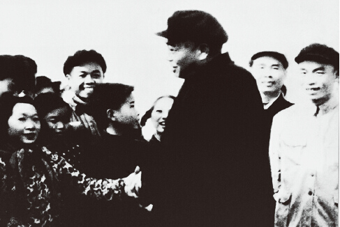 1958年12月，彭德怀在湖南湘潭地区进行调查研究