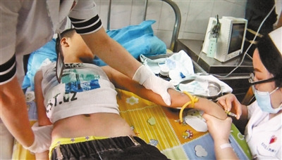 昏迷的小唐在医院接受治疗。通讯员 杨刚 摄 昏迷的小唐在医院接受治疗。通讯员 杨刚 摄