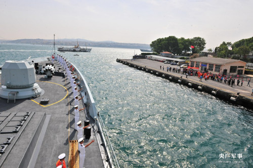 5月24日,海军第十九批护航编队抵达土耳其伊斯坦布尔萨拉依布尔努港,开始对土耳其进行为期5天的友好访问。 熊利兵摄 5月24日,海军第十九批护航编队抵达土耳其伊斯坦布尔萨拉依布尔努港,开始对土耳其进行为期5天的友好访问。 熊利兵摄