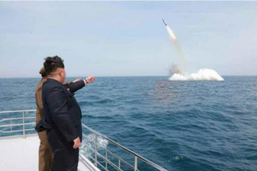 资料图:朝鲜最高领导人金正恩观看导弹升空 资料图:朝鲜最高领导人金正恩观看导弹升空