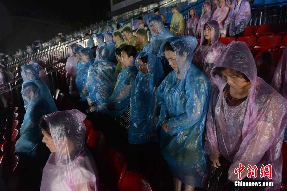 湖南韶山民众冒雨悼念“东方之星”遇难者