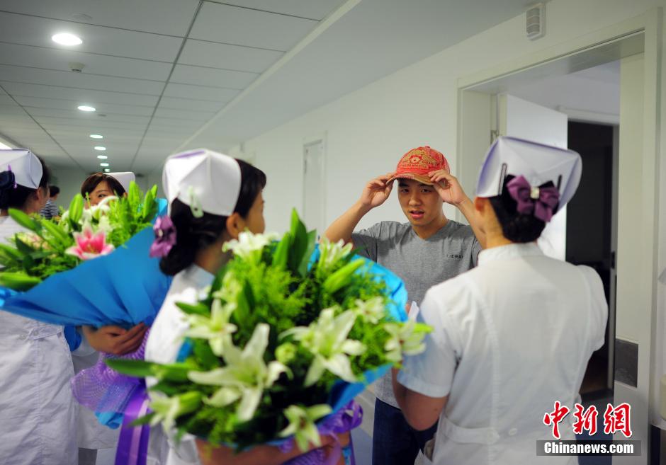 “东方之星”客船翻沉事件两位生还者出院