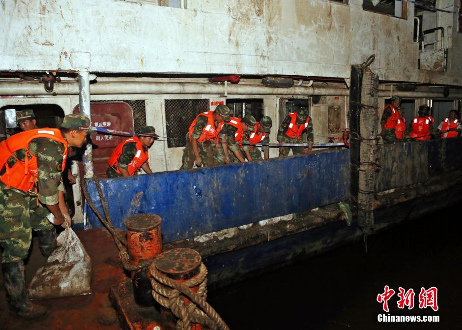 东方之星发生倾斜 武警官兵连夜抢险
