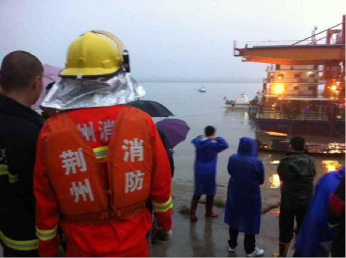 6月2日，消防救援人员在事发现场。 新华社发