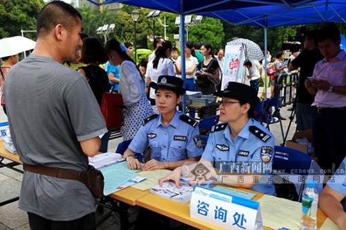 现场工作人员回答市民提问。 记者 黄河畅摄 现场工作人员回答市民提问。 记者 黄河畅摄