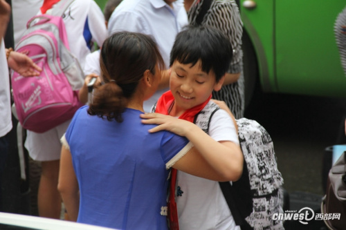 �ߵ���³���ǰ��ӭ������ĸ��ӵ����