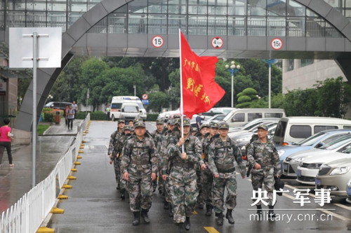 图为医疗队出发赶往事故现场。 图为医疗队出发赶往事故现场。