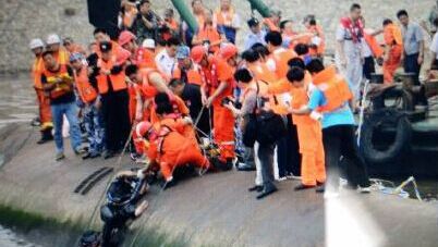 海军潜水员救出失踪人员现场(资料图) 海军潜水员救出失踪人员现场(资料图)