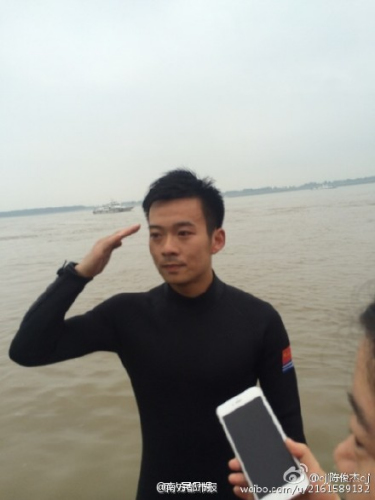 24岁的海军潜水员官东(资料图) 24岁的海军潜水员官东(资料图)