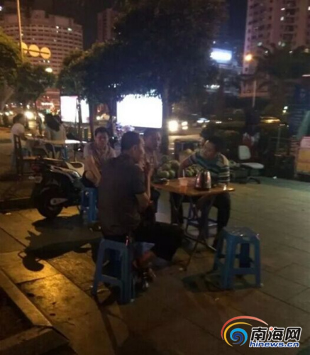 ������������˵��ͼ�еļ���Ϊ�ǹܶ�Ա��������ռ��̯λ�ϳ��̺Ȳ����졣ͼƬ��Դ������