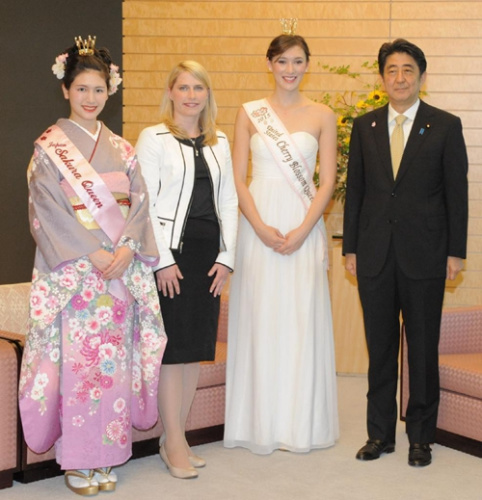 安倍(右)与日美樱花女王合影。 安倍(右)与日美樱花女王合影。