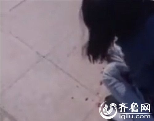 而就在两人倒地的时候,男子手中的刀子划到了女子的脖子,女子现场流血不止。(视频截图) 而就在两人倒地的时候,男子手中的刀子划到了女子的脖子,女子现场流血不止。(视频截图)