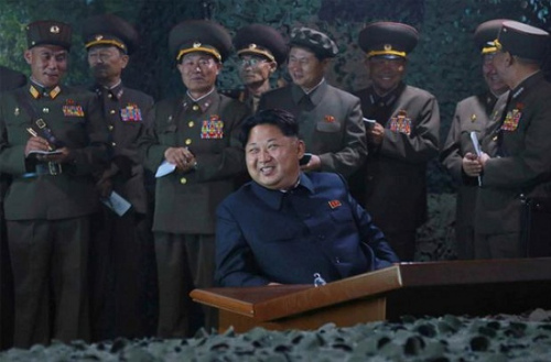 金正恩视察了“夜间海上火力打击演习”。(朝鲜《劳动新闻》) 金正恩视察了“夜间海上火力打击演习”。(朝鲜《劳动新闻》)