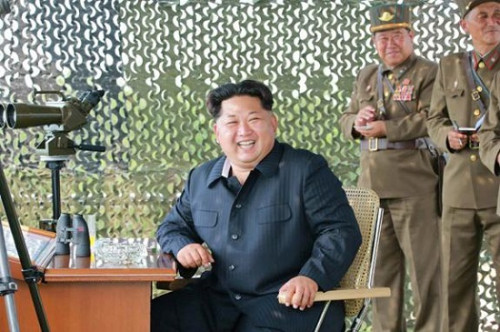 金正恩视察了军官学校教员和学生进行的高射炮射击比赛。(《劳动新闻》) 金正恩视察了军官学校教员和学生进行的高射炮射击比赛。(《劳动新闻》)