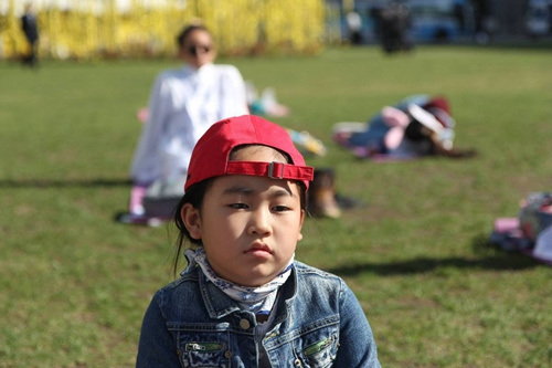资料图片:年仅9岁的小妹妹赢得了发呆比赛的冠军。 资料图片:年仅9岁的小妹妹赢得了发呆比赛的冠军。