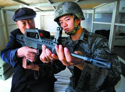 作为机枪手的康玉先,对枪有着特殊的感情。在延庆县委武装部的协调下,老人来到驻地部队,70年后再次拿起枪,端枪、瞄准,动作依然娴熟。康玉先说:“我当时是机枪手,现在的枪比我们那时候的‘歪把子’轻多了。” 作为机枪手的康玉先,对枪有着特殊的感情。在延庆县委武装部的协调下,老人来到驻地部队,70年后再次拿起枪,端枪、瞄准,动作依然娴熟。康玉先说:“我当时是机枪手,现在的枪比我们那时候的‘歪把子’轻多了。”