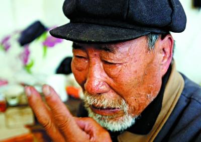 康玉先回忆起当兵时回家探亲的情景,忍不住老泪纵横。那时,父子俩一见面,都说不出一句话,只有忍不住的泪水。 康玉先回忆起当兵时回家探亲的情景,忍不住老泪纵横。那时,父子俩一见面,都说不出一句话,只有忍不住的泪水。