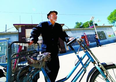 康玉先因枪伤腿脚不便,民政部门赠送了轮椅,但他不习惯,出门遛弯儿都是骑一辆小三轮车。 康玉先因枪伤腿脚不便,民政部门赠送了轮椅,但他不习惯,出门遛弯儿都是骑一辆小三轮车。