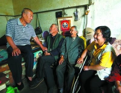 康玉先生活在农村,子女时常回家看望和照顾老两口的生活起居,老人的晚年生活很安乐,高兴时,还会讲当年打鬼子的事儿。 康玉先生活在农村,子女时常回家看望和照顾老两口的生活起居,老人的晚年生活很安乐,高兴时,还会讲当年打鬼子的事儿。