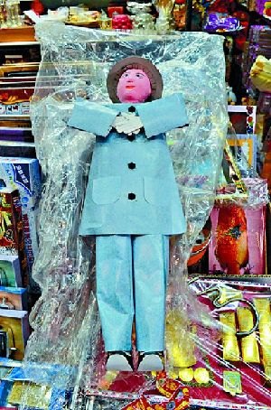 香港讨债人再出损招祭品纸扎公仔放欠债人门口