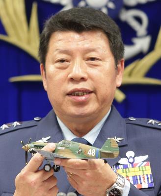 台湾空军司令部政战主任张哲平中将称,6月8 日彩绘机对外公布后,有专家学者提出意见。(台湾“中央社”/谢佳璋 摄) 台湾空军司令部政战主任张哲平中将称,6月8 日彩绘机对外公布后,有专家学者提出意见。(台湾“中央社”/谢佳璋 摄)