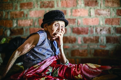 黄有良体形枯瘦,体重已不足40斤;大部分时间,她都卧床休息 摄/法制晚报丽案调查工作室 记者 蒲晓旭 黄有良体形枯瘦,体重已不足40斤;大部分时间,她都卧床休息 摄/法制晚报丽案调查工作室 记者 蒲晓旭