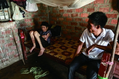 黄有良几乎很少出门,她的小儿子胡亚前就住在隔壁,他时常过来陪老人聊聊天 摄/法制晚报丽案调查工作室 记者 蒲晓旭 黄有良几乎很少出门,她的小儿子胡亚前就住在隔壁,他时常过来陪老人聊聊天 摄/法制晚报丽案调查工作室 记者 蒲晓旭