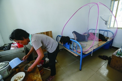 自从去年12月陈亚扁住入敬老院后,女儿几乎每天都要从十公里外的家里赶来,照顾母亲,收拾屋子 摄/法制晚报丽案调查工作室 记者 蒲晓旭 自从去年12月陈亚扁住入敬老院后,女儿几乎每天都要从十公里外的家里赶来,照顾母亲,收拾屋子 摄/法制晚报丽案调查工作室 记者 蒲晓旭