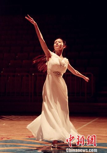 温心为做好演员 十八般武艺样样精通不论是6年的舞蹈功底,多年的武术