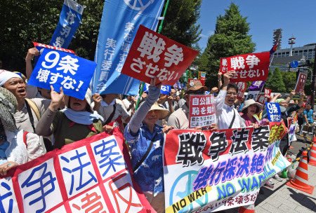 在国会外抗议的日本民众。 在国会外抗议的日本民众。