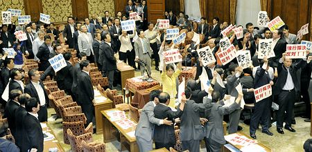 在国会内抗议的日本在野党议员。 在国会内抗议的日本在野党议员。