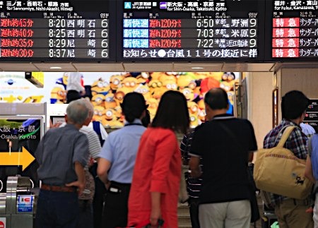 日本多地因台风导致列车停运或延迟。 日本多地因台风导致列车停运或延迟。