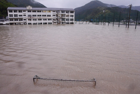 大量降雨导致日本一所学校被淹。 大量降雨导致日本一所学校被淹。